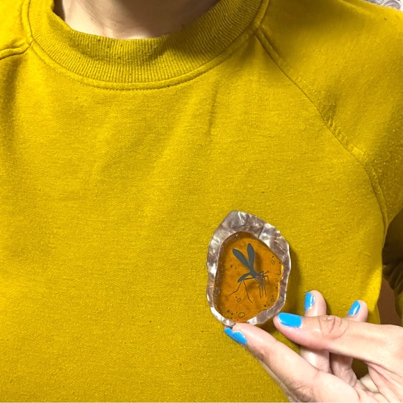 Jurassic park inspired transluscent amber mosquito brooch - Picture 5 of 5